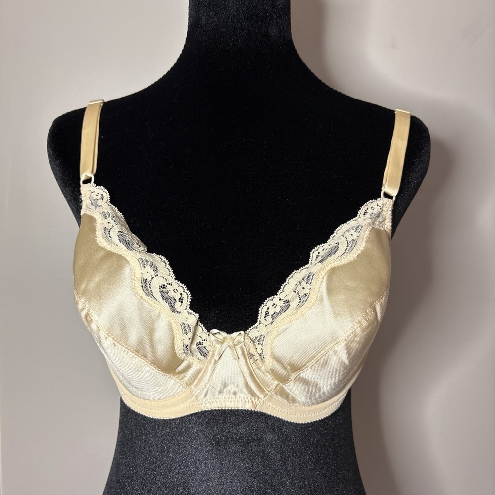 VTG 1970s Vanity Fair Satin Lace Bra 38B Antron Nylon Soft Cup Underwire Beige